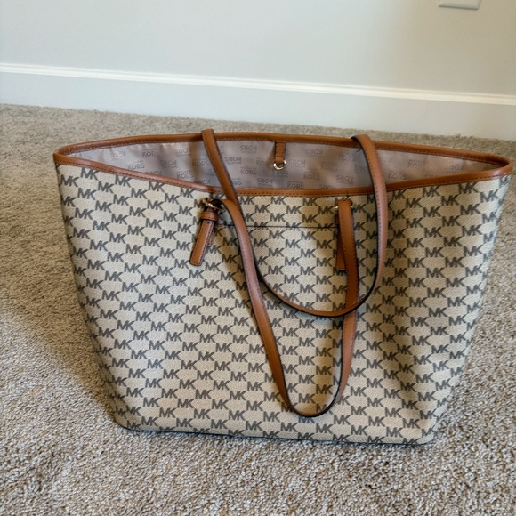Michael Kors Monogram Brown Extra Large Tote Bag - Picture 2 of 8